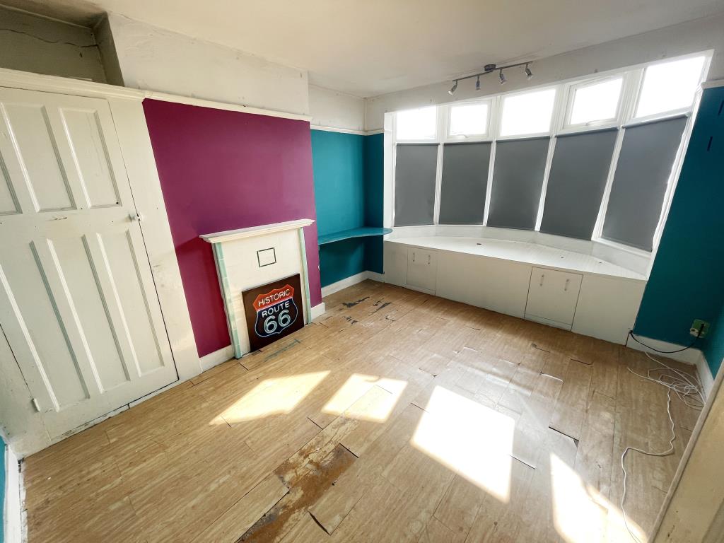 Lot: 31 - THREE BEDROOM SEMI-DETACHED HOUSE FOR IMPROVEMENT - Bedroom 1